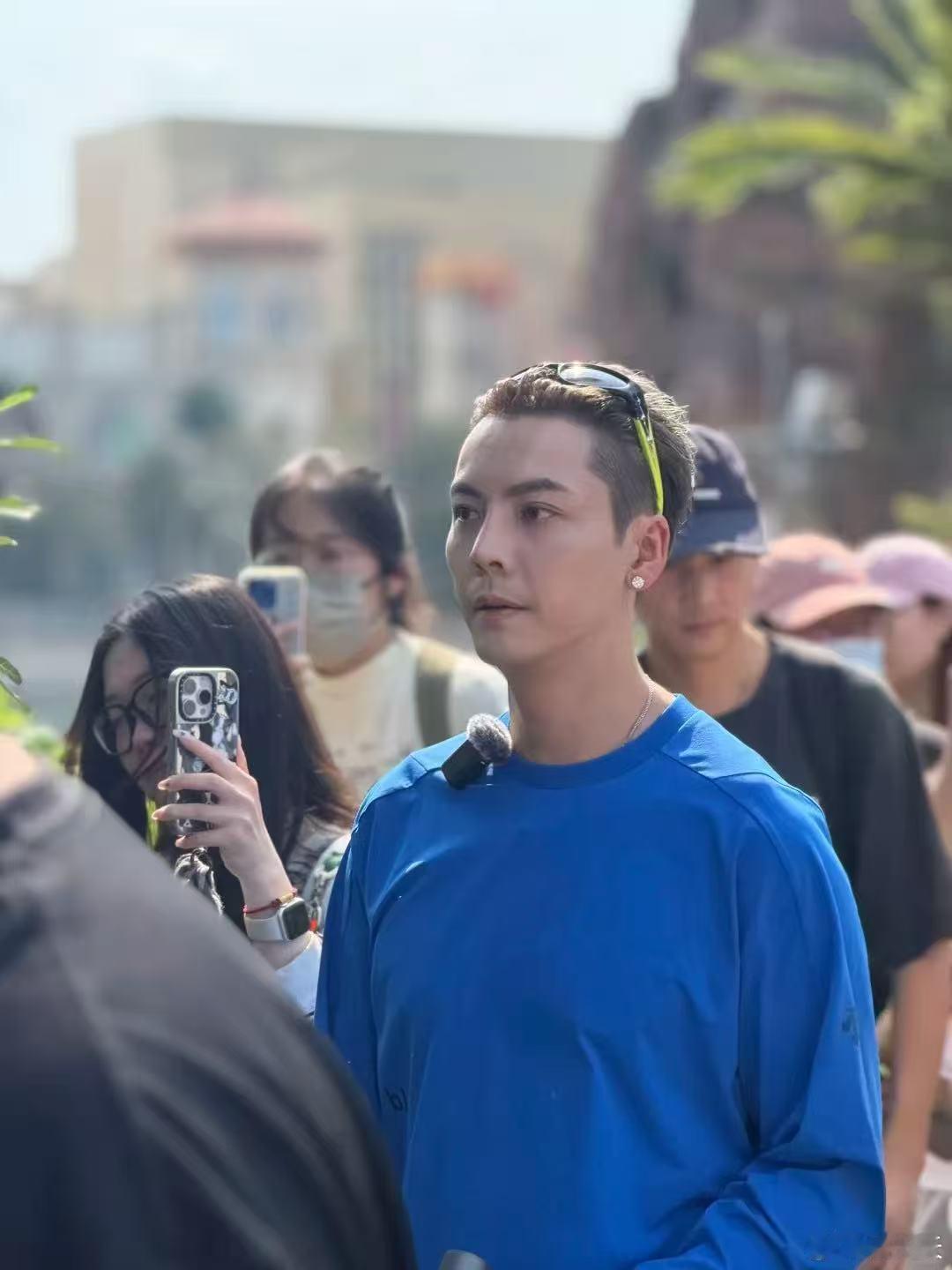 环球影城偶遇陈伟霆曾舜晞九门 陈伟霆的亮蓝色穿搭在环球影城里太抢镜了。鲜艳色穿得