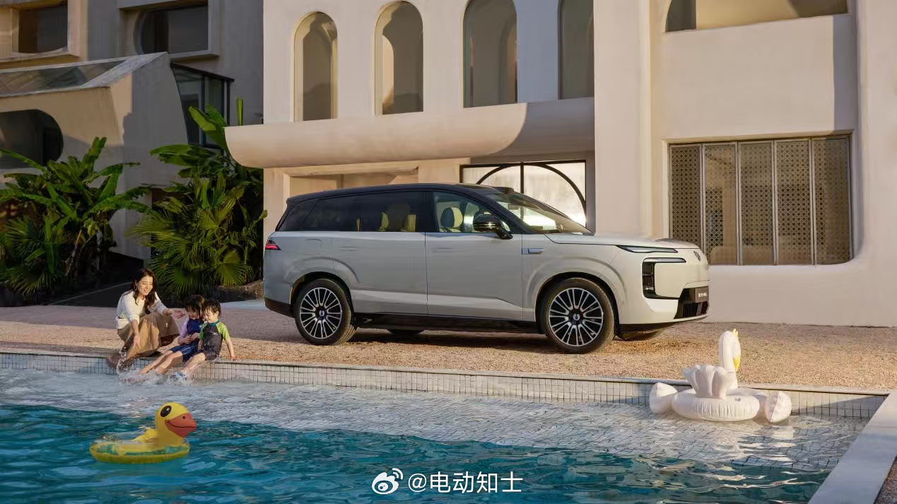 腾势N8L这车，恐怕要把“六座家用SUV”这个赛道的牌桌给掀了。  2...