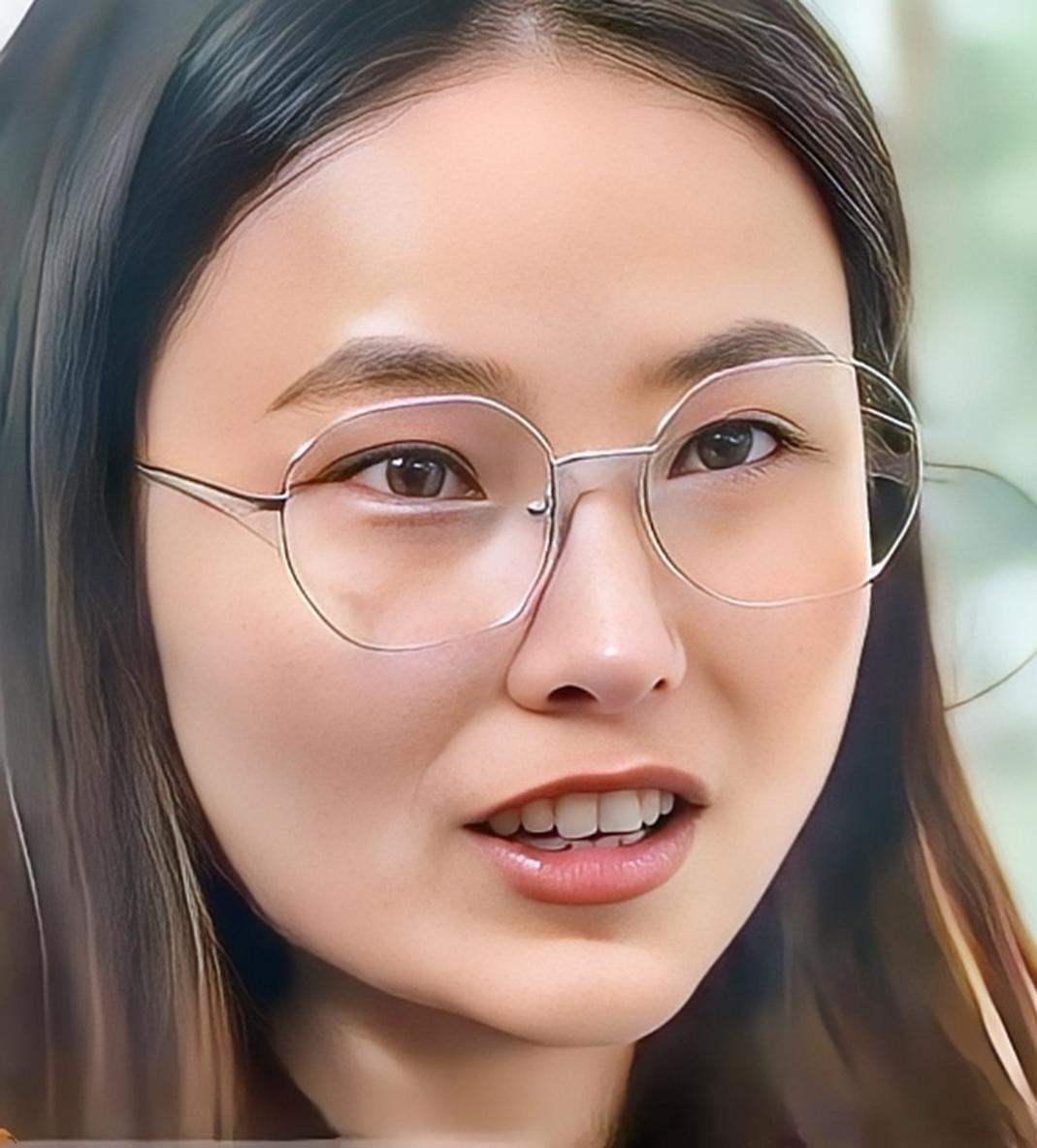 浙江一95后女孩患病，家人不愿出钱治疗，把她丢在出租屋自生自灭，女孩没放弃，靠自