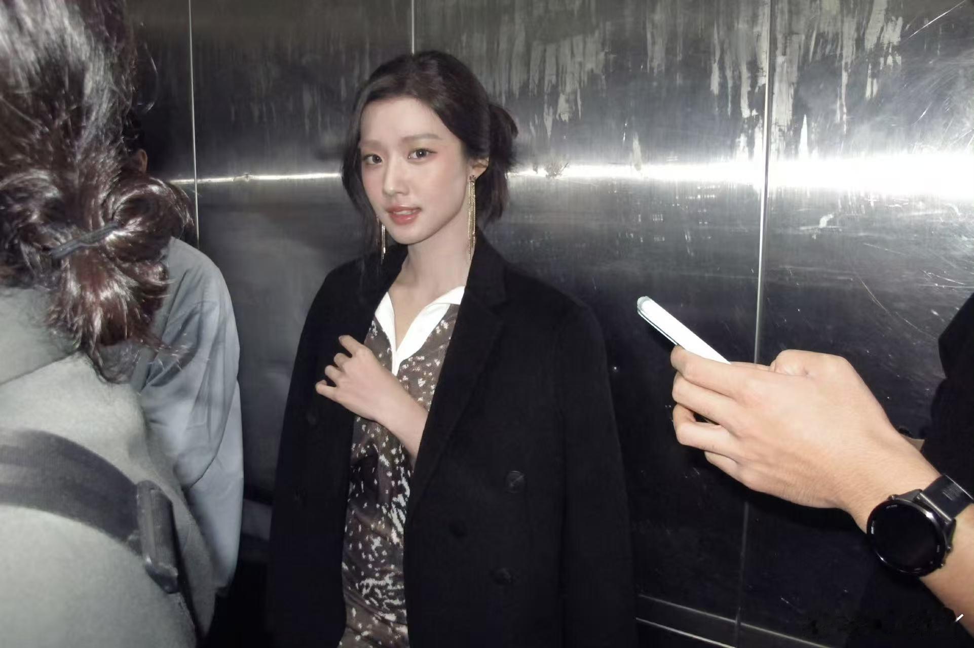 卢昱晓黑白大片氛围感卢昱晓复古风造型 秋日的上海氛围感直接拉满～黑白大片的高级感