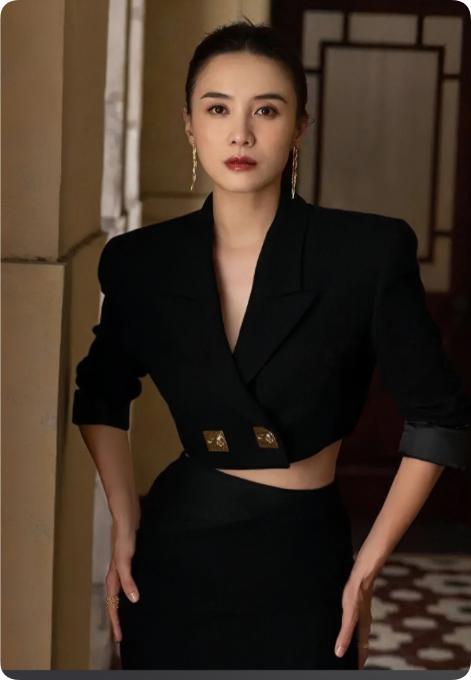 宋佳这次的造型一出来
我第一反应不是惊艳，也不是生气
而是——心里咯噔了一下
不