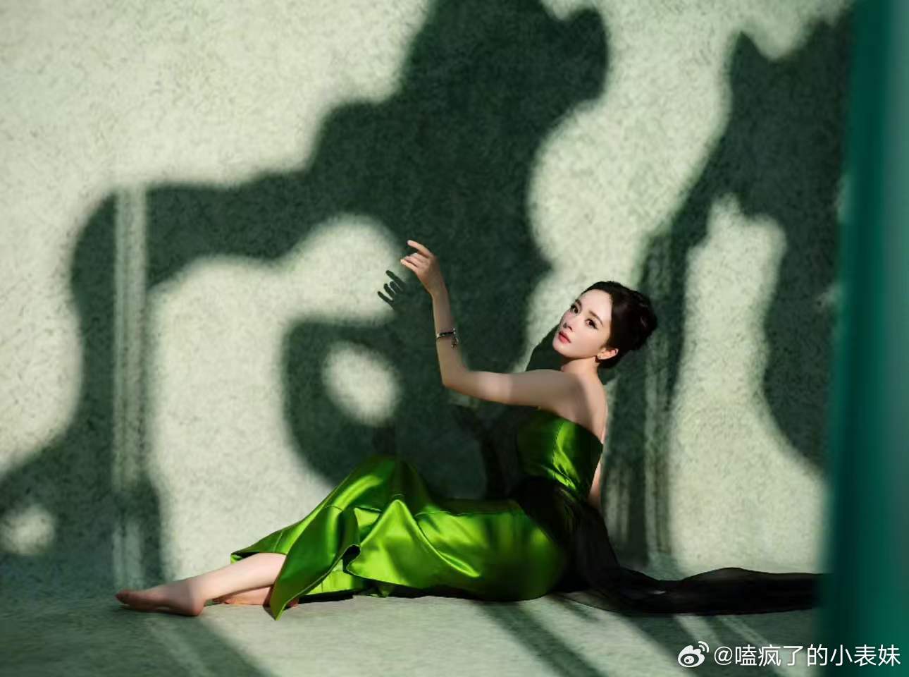 杨幂丝绸绿裙杨幂白玉兰战袍来了，丝绸绿裙风韵犹存！ 