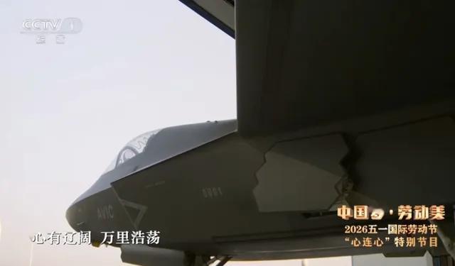 【解放军歼-35新型号亮相，不是海军也不是空军，巴基斯坦有福了】千呼万唤始出来，