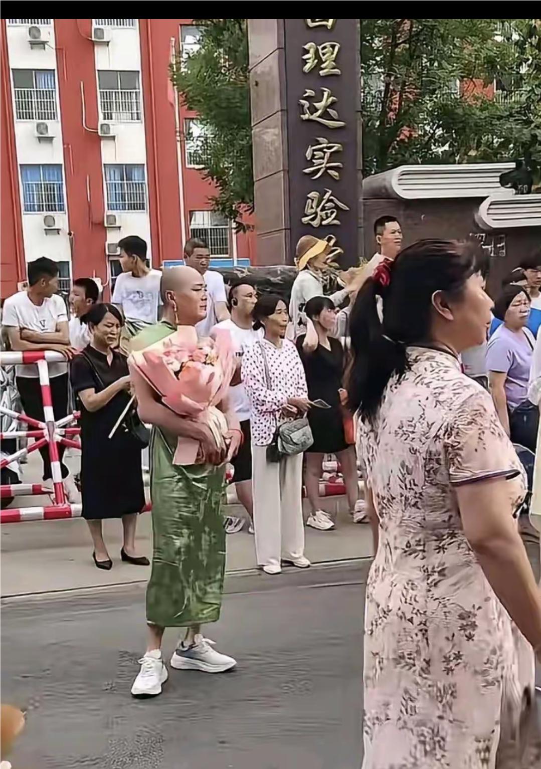 父母为孩子倾尽所有，甚至放下面子，你看，这位爸这打扮，不是为表现，而是对孩子期望