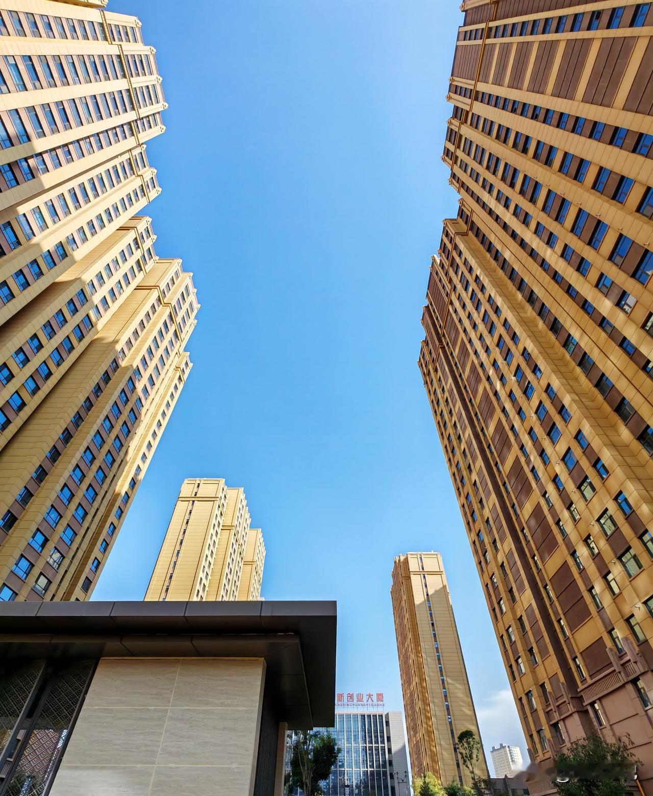 所以秋天的这个气候特征相对来说以晴天为主，因为毕竟少于基本上是不下雪，当然进入冬