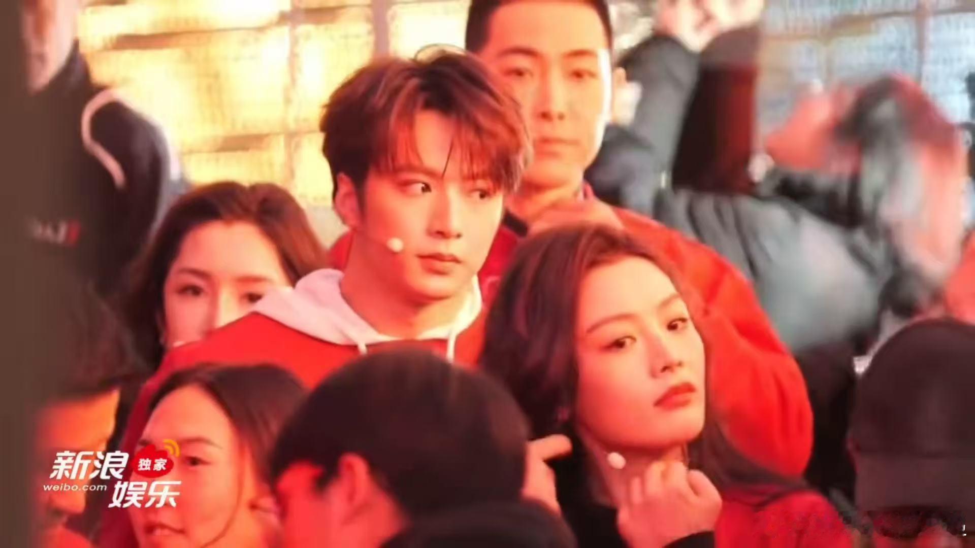 镖人剧组神图有了 演员们的侧影好有侠客风范，即便静静站着也气场十足。果然好演员连