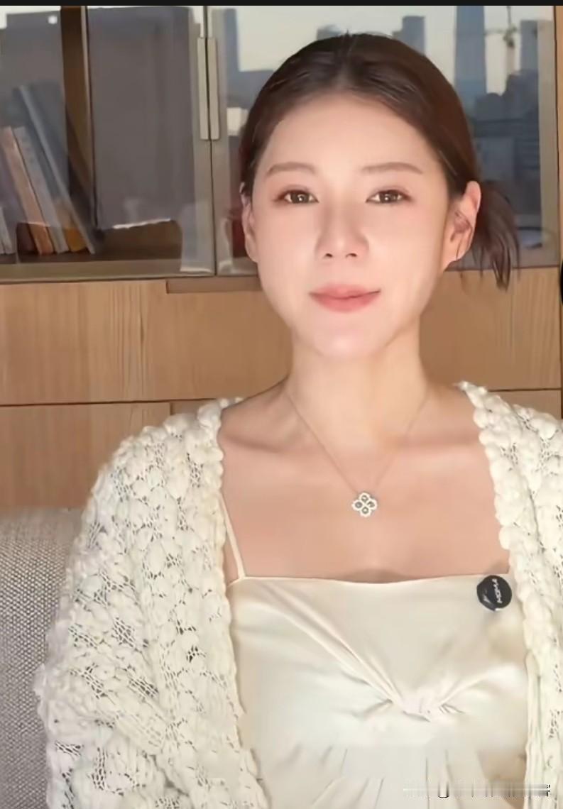 大家有没有发现
马筱梅真的太不对劲了，
孕晚期素面朝天的，脸上不见半分妆色，倒像