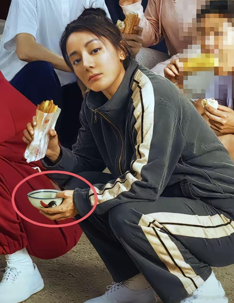 周星驰有一个特殊的癖好，大概这辈子都改不掉了，但凡是他拍摄的电影，只要出现碗肯定