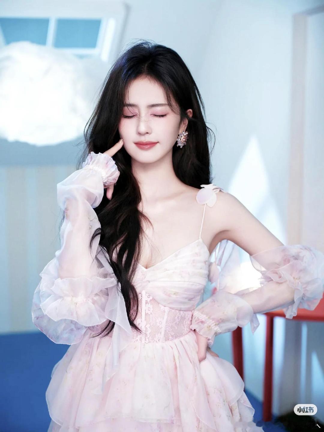 白鹿看着纸片上的留言在想什么白鹿眼泪是小珍珠认真细读纸条上真挚的留言，白鹿悄悄红