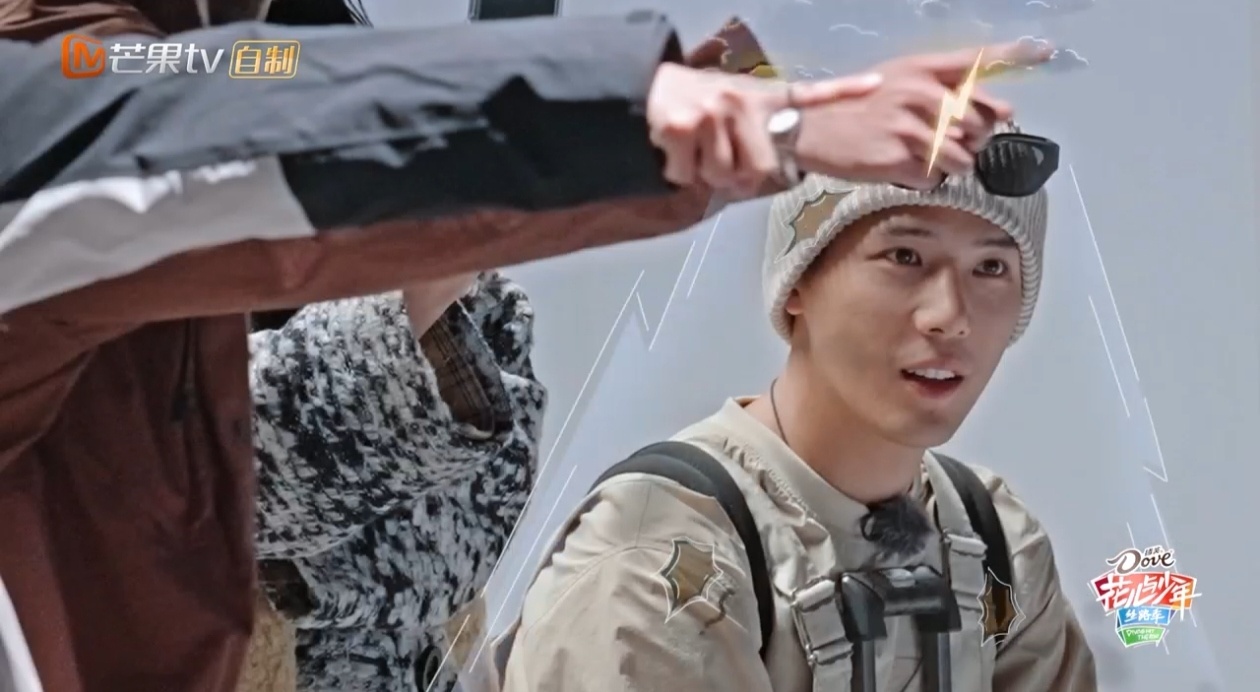 #王安宇终于又要当导游了# 王安宇的行李箱第一个出来时花少团的表情不要太好笑[笑