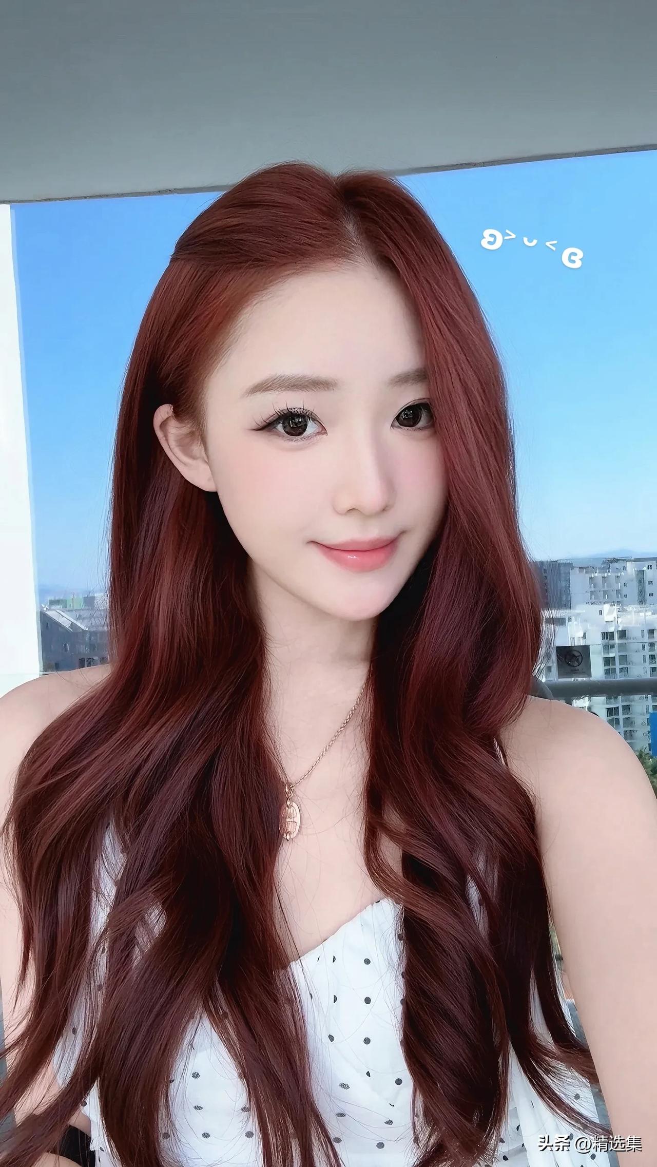 红妆映日，笑靥如花。