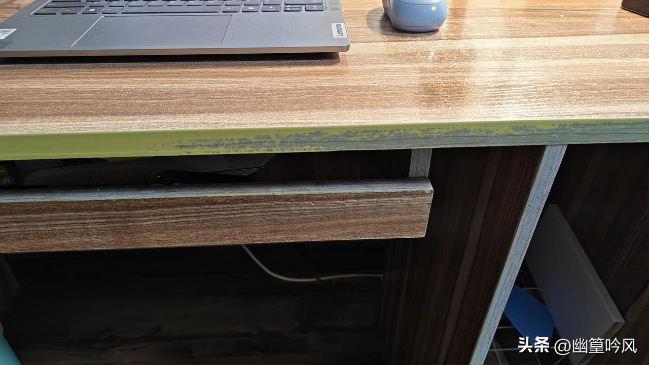 📚 探索木桌下隐藏的笔记本和鼠标，复古与现代的完美结合！