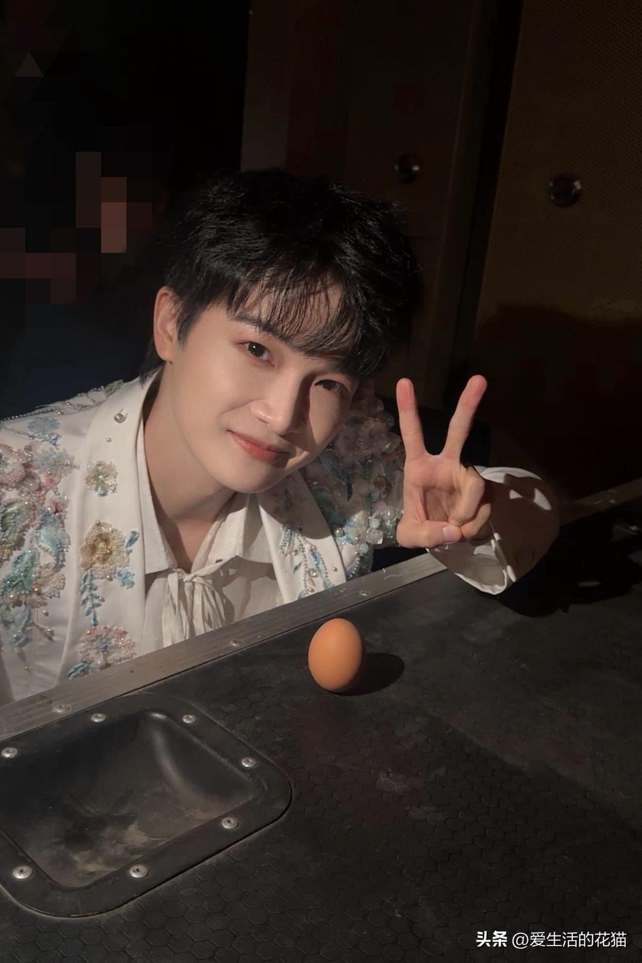 深深也太可爱了吧！人家都是去理发店，他倒好，直接在后台自己动手剪头发，还顺便竖了