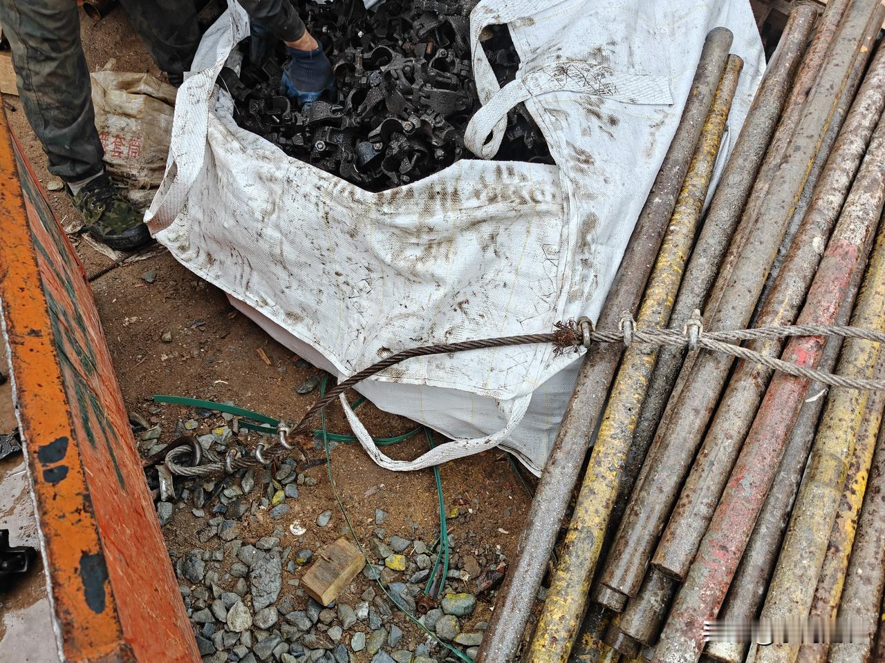 如今工地涌现出不少年轻总监，同时手握注册监理工程师、注册安全工程师双证书，专业能