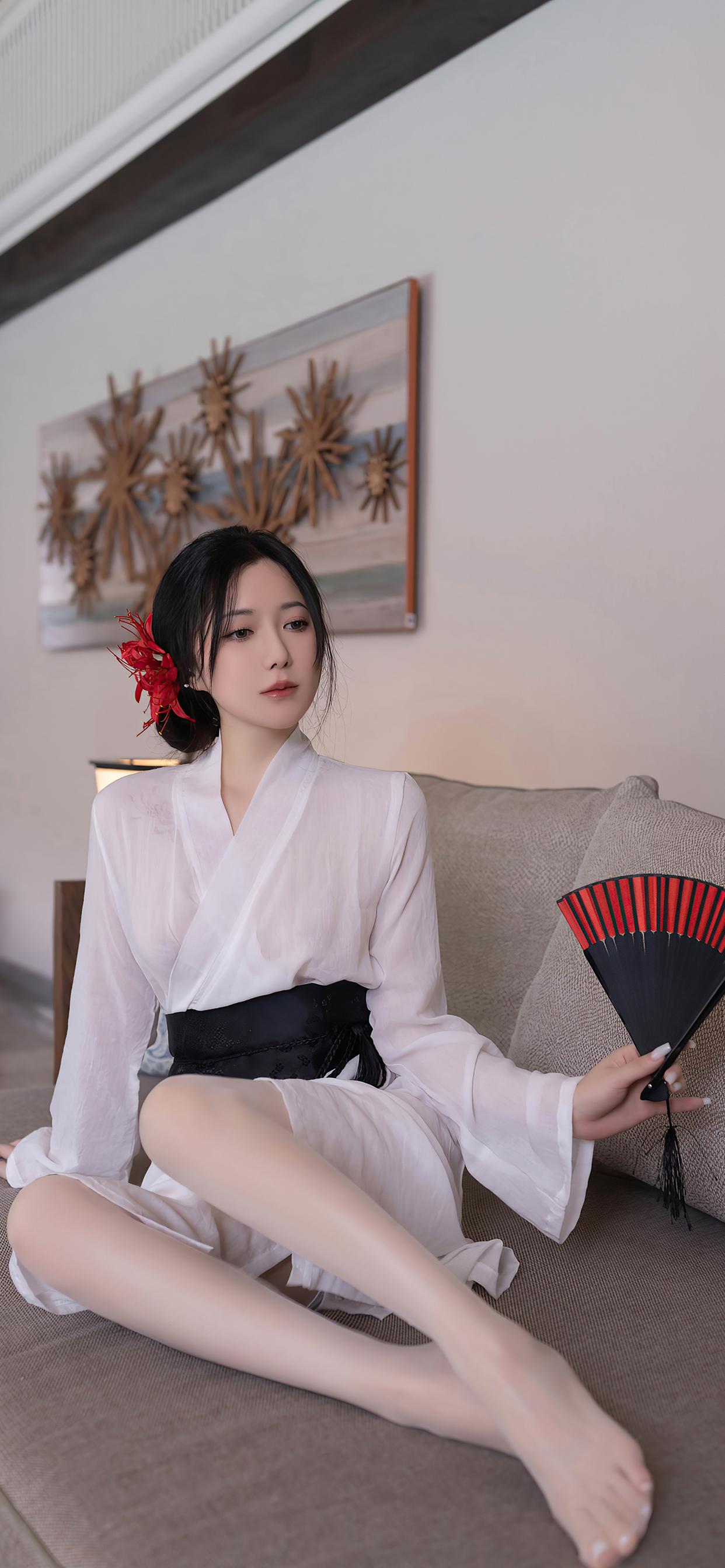 鱼子酱/优雅古风少女，手持团扇，静坐于沙发上，尽显古典韵味。
