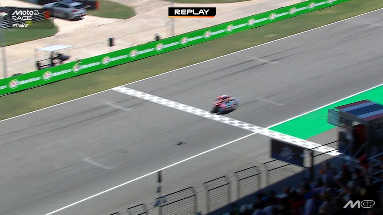 阿尔曼萨终点线前险胜春风车手吉列斯，生涯首次赢下Moto3冠军！冲线差距仅有0.