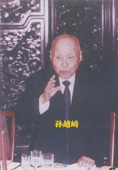 “1949年蒋介石下令炸毁大陆所有工业命脉，一个国民党高官却阳奉阴违，他保下的上