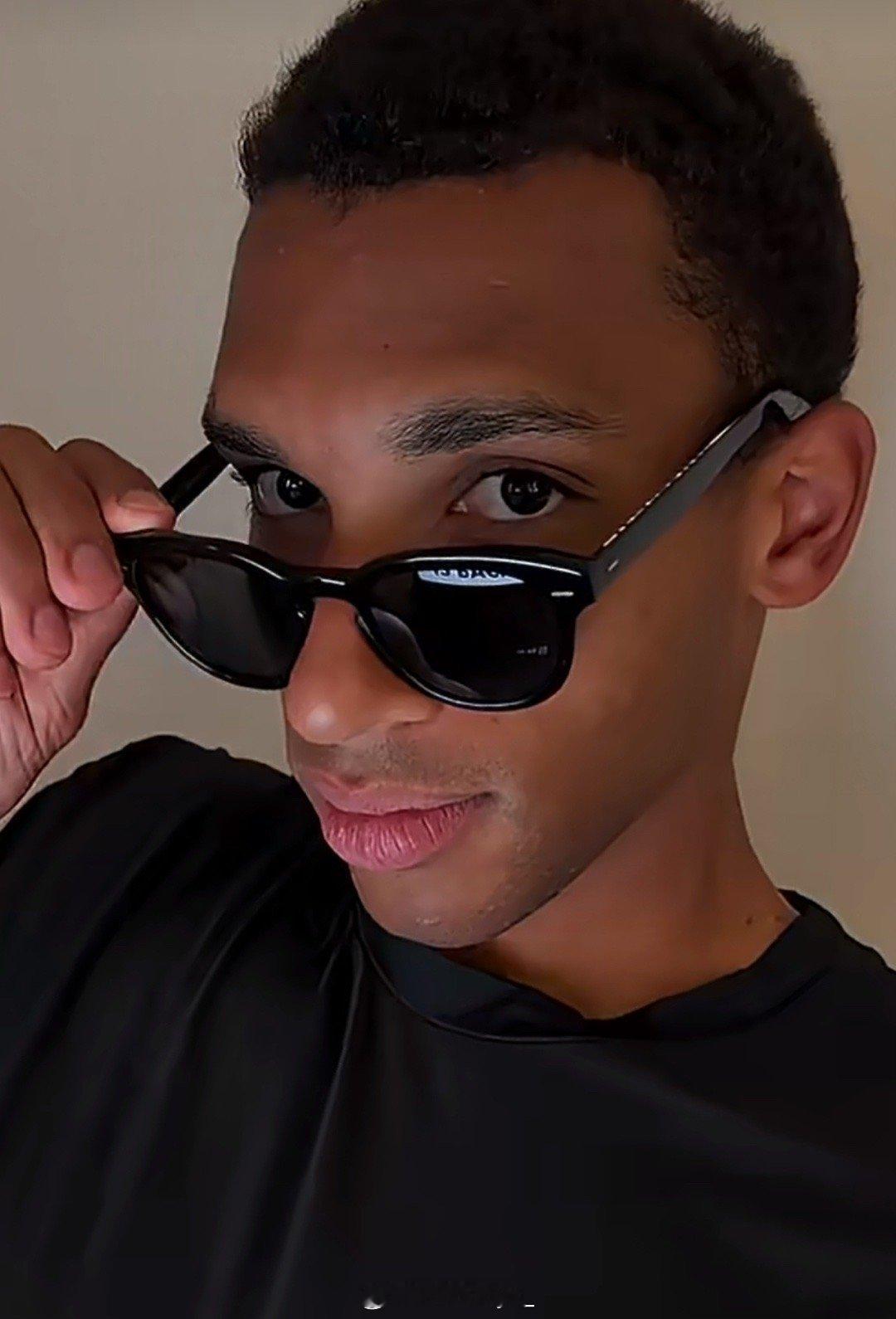 飞飞就这样悄咪咪重返TOP5。红土和草地赛季这闪耀的两位数保分，争取刷新一下最高