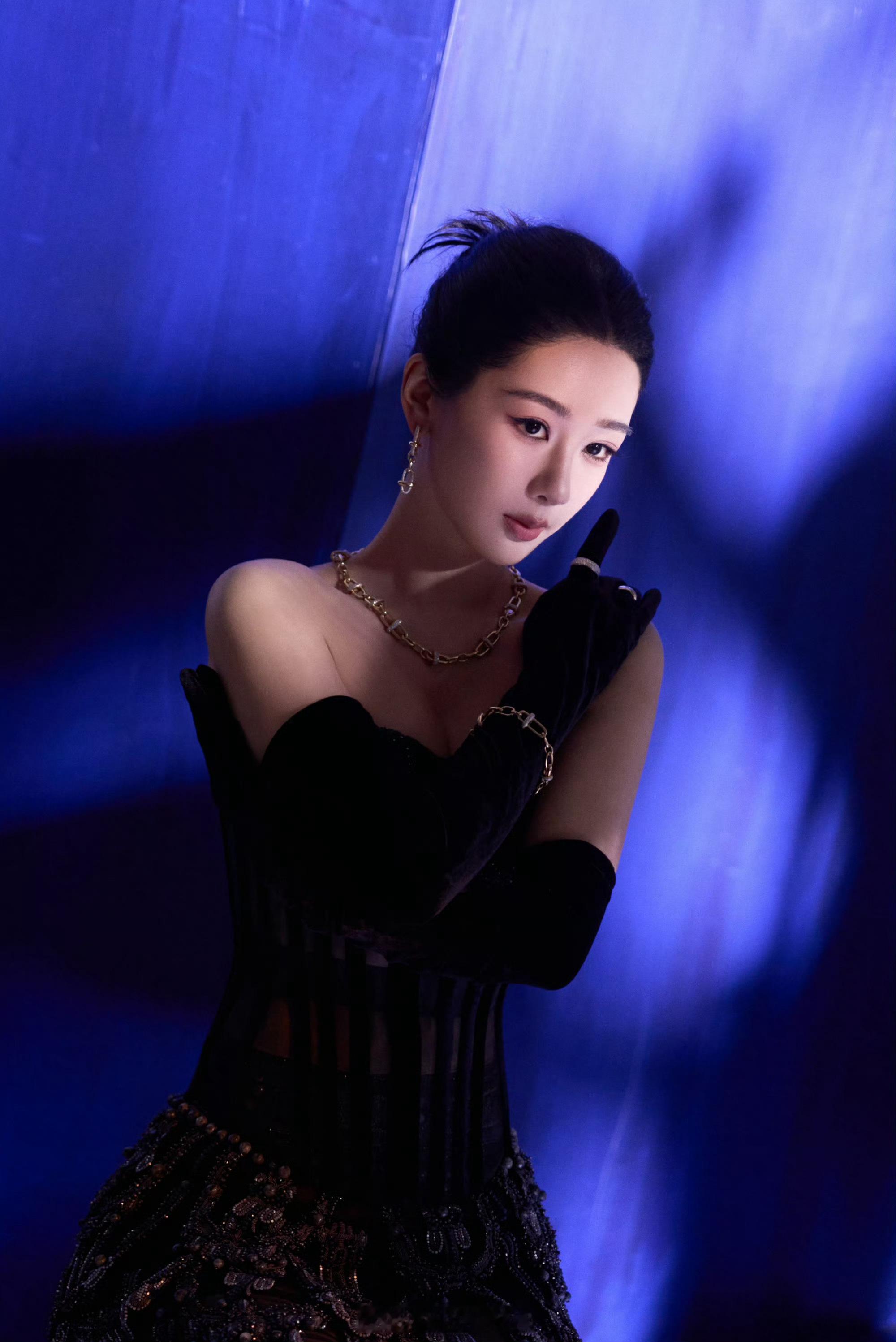 杨紫杨紫董竹君 💜杨紫玉兰花开君再来 愿山野浓雾都有路灯，风雨漂泊都能归舟。【
