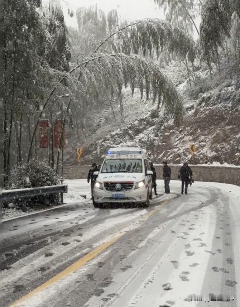 径山古道半山腰脚骨折了，把她抬上来，然后120车子下不去，晚上了又去推车
有些人