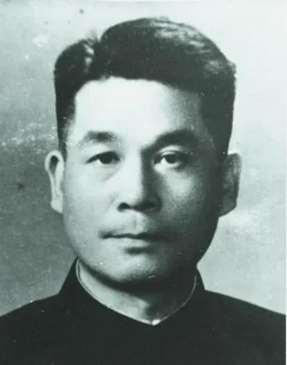 “你爸爸是资本家，奸商！”1968年，一个大老板因举报被捕，可第二天，他的身份公
