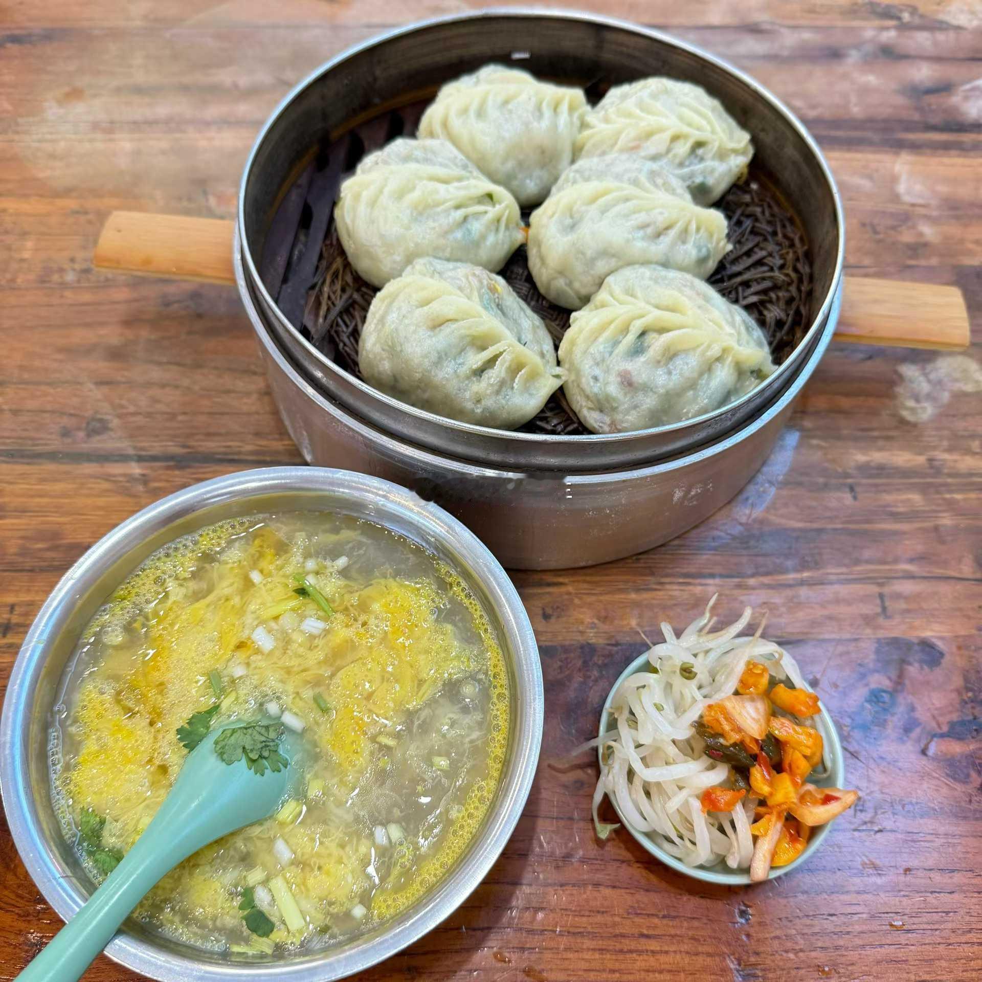 迎着清晨的微风，吹吹人间发财风 