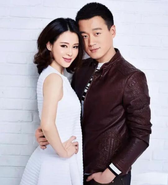 一天晚上，佟大为在家兴高采烈地准备给女儿放水洗澡，关悦却过来制止他...