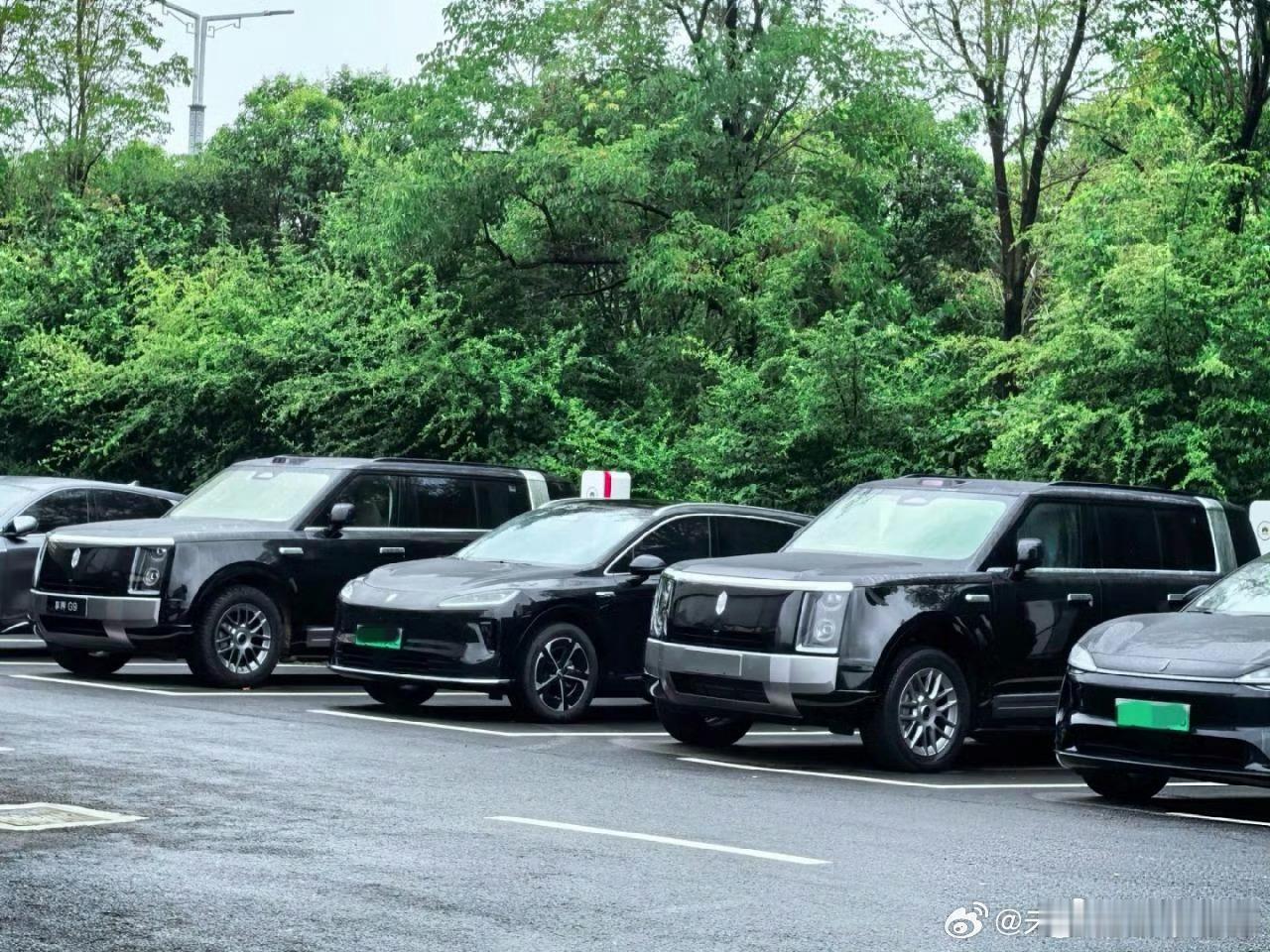 享界G9实车气场很强这两天也一直在传内嵌大梁的说法其实享界G9为了更好的舒适度没