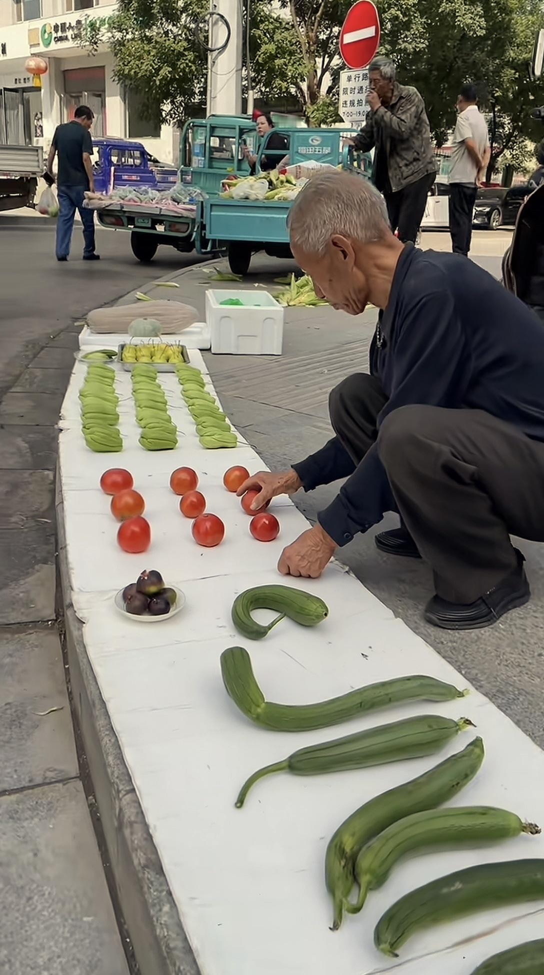 昨天去街上买菜遇到一个大爷，摆摊和别人不一样，菜少很整齐。于是好奇地问他“大爷你
