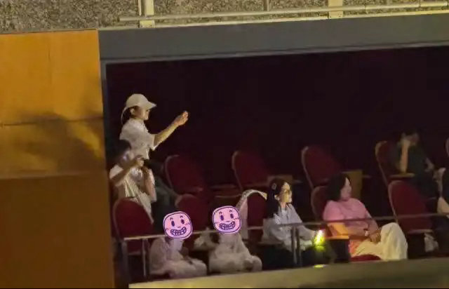 张杰谢娜看小女儿六一演出，双胞胎女儿很好区分，跳跳坐姿真豪放 