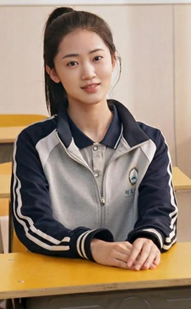 晒图笔记大赛 校园里的青春少女，微笑面对每一天。😊📚👩‍🎓在这场晒图笔记