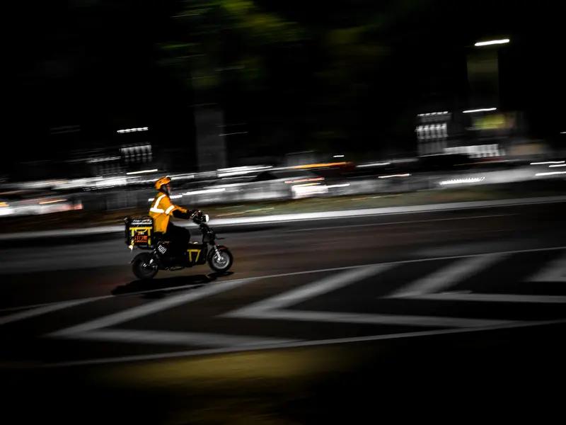 我也觉得不会轻易给外卖骑手差评，大家生活都不容易。很多时候外卖超时并非骑手本意，