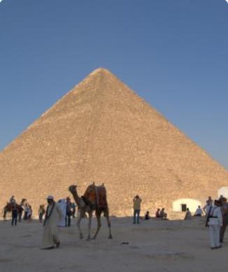 胡夫金字塔
在广袤的埃及沙漠之中，耸立着一座令人叹为观止的伟大奇迹——胡夫金字塔