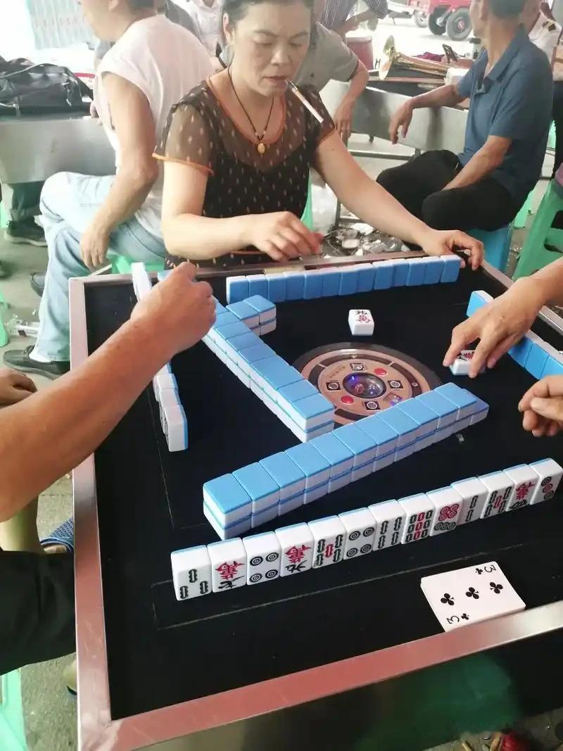 闲来无事刷朋友圈，发现不管大爷大妈还是上班族，一有空就凑一桌麻将，细细琢磨，确实