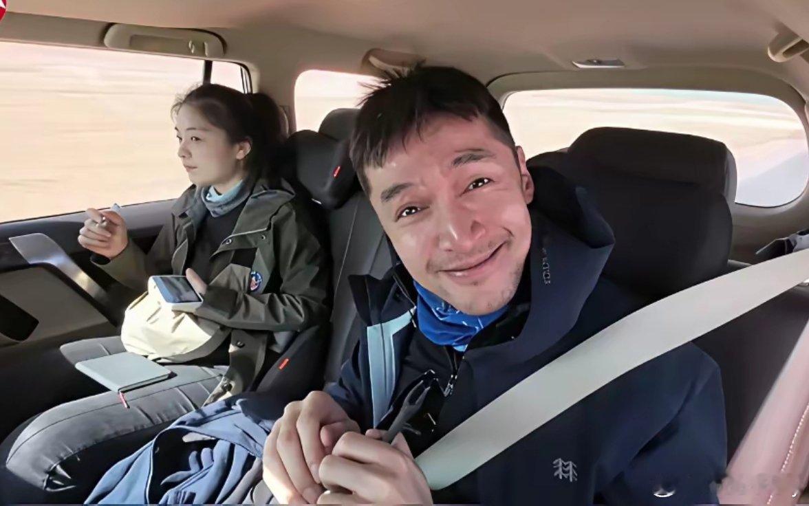 胡歌与陈龙并肩出现，身为青海本地人的陈龙走在前方，似在为胡歌指引路线。有网友发现