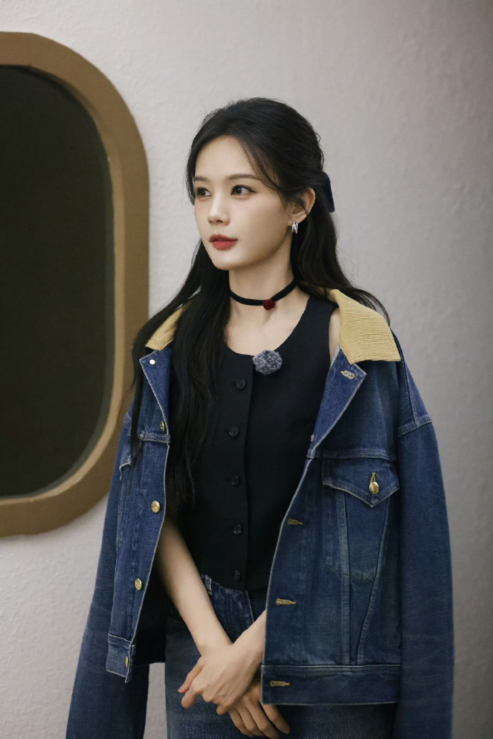 #李一桐 好美的酒店前台# 哇塞，戚薇李一桐迎宾姿势满分，夹子音喊着你好的时候，