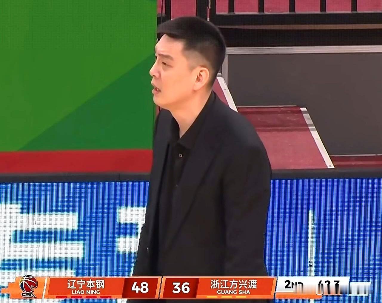 95-79，这比分看得我直挠头，甚至觉得有点魔幻。
辽宁队这一仗，简直是把“缺兵