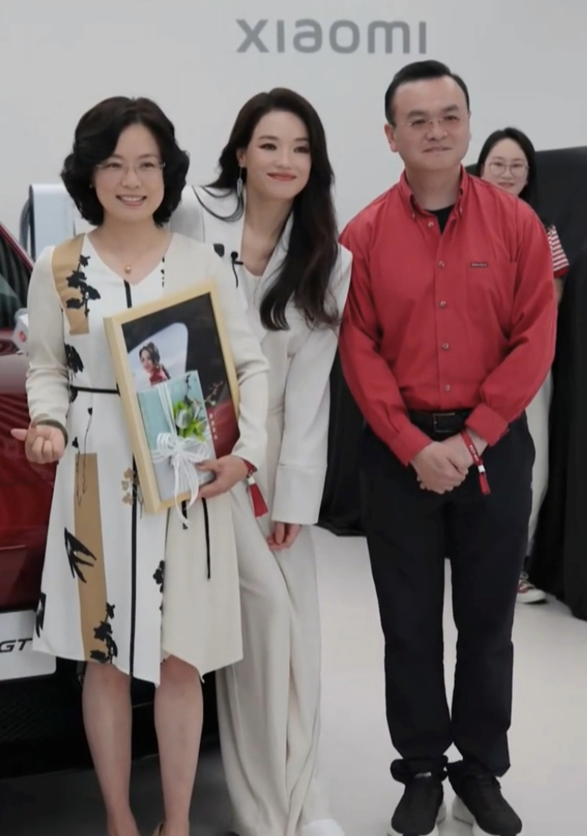 雷军和舒淇一起给小米 YU7 GT 车主交车了。情绪价值这一块，谁也玩不过雷总。