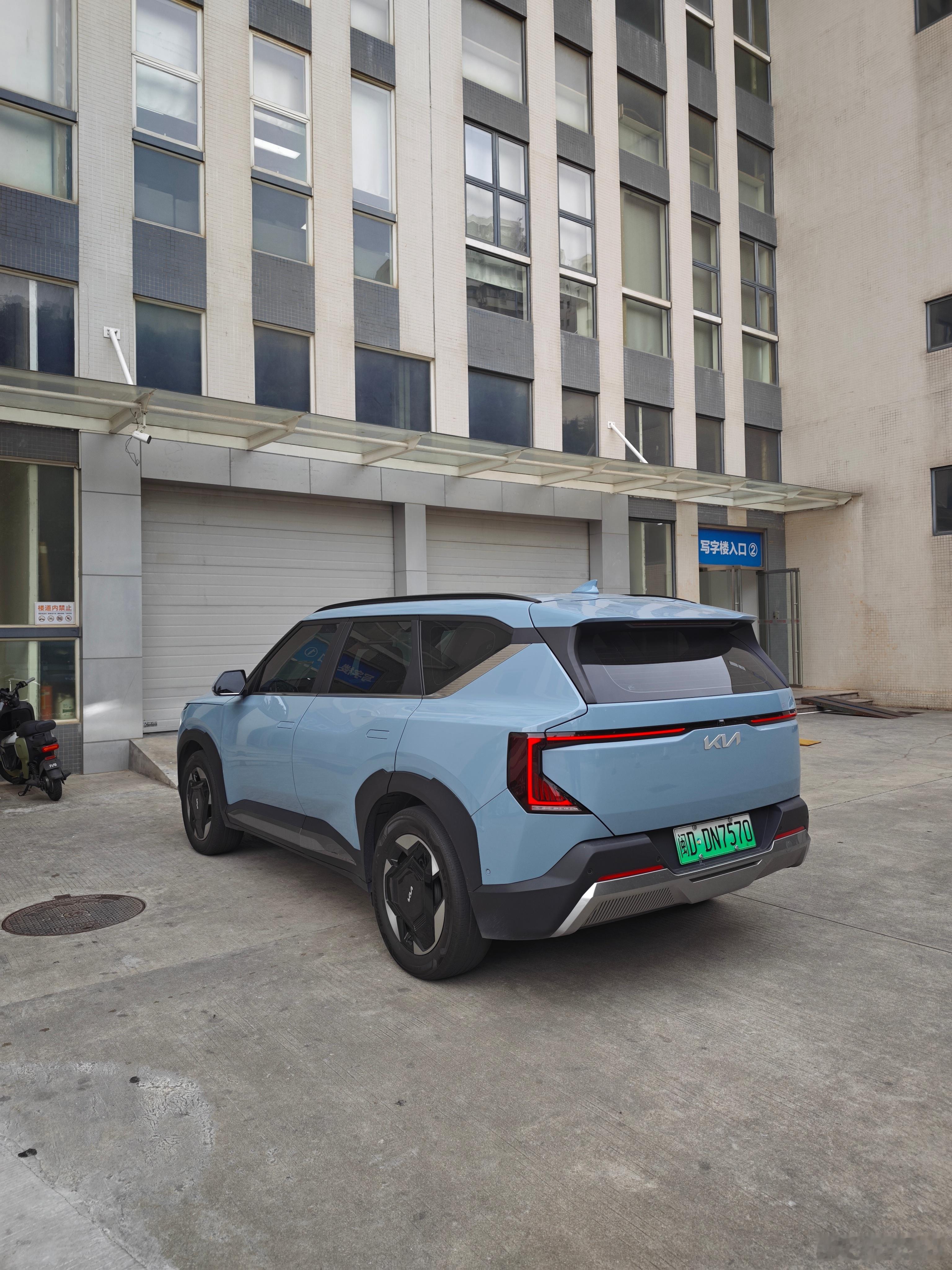 介绍一下EV5这台大家应该都比较陌生的车。静态其实非常有意思:外观设计大方有新意