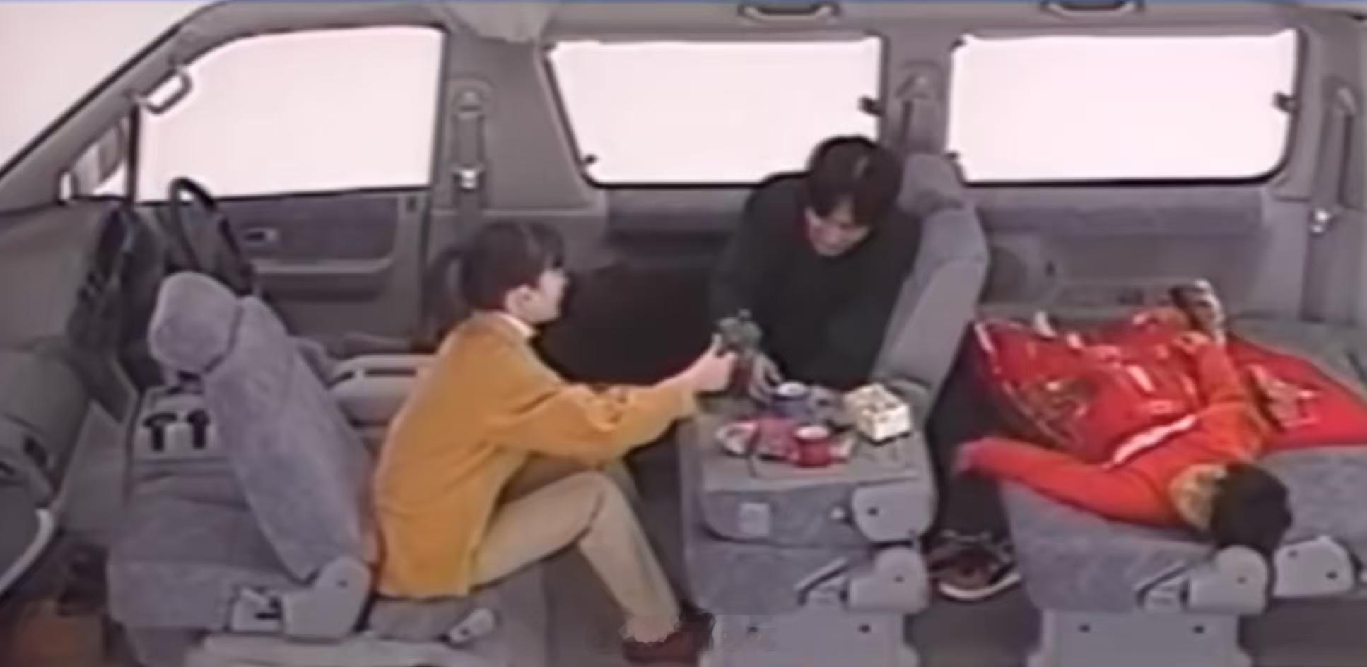其实部分日系品牌在早期对于MPV的空间和生活挖掘还是挺彻底的。图片来自1995年