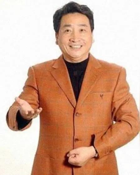 当年，谁能火得过姜昆！第一届春晚都是他主持的，姜昆不但火，还爱才，赵本山有才华，