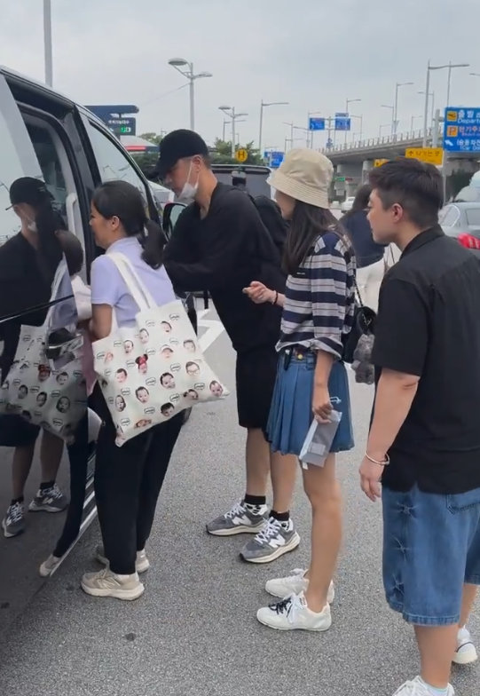 首尔偶遇任重孙骁骁一家刷到首尔机场偶遇任重孙骁骁带女儿出行！这对父母低调又温柔，