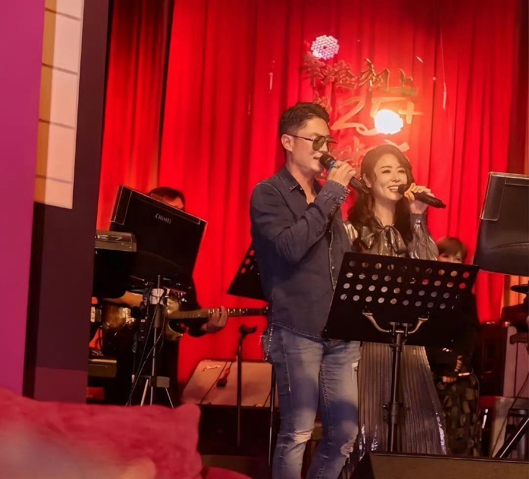 心如女神50岁了呀状态依然在线，还活成了很多人羡慕的样子，夫妻恩爱，事业有成，好