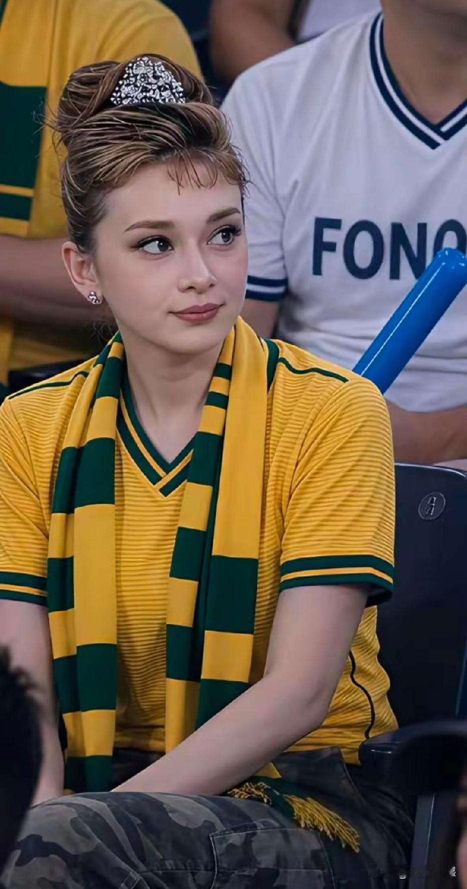 能够到现场看足球的这些美女，不管是来自哪个国家的，应该说家庭条件都是不错的，普通