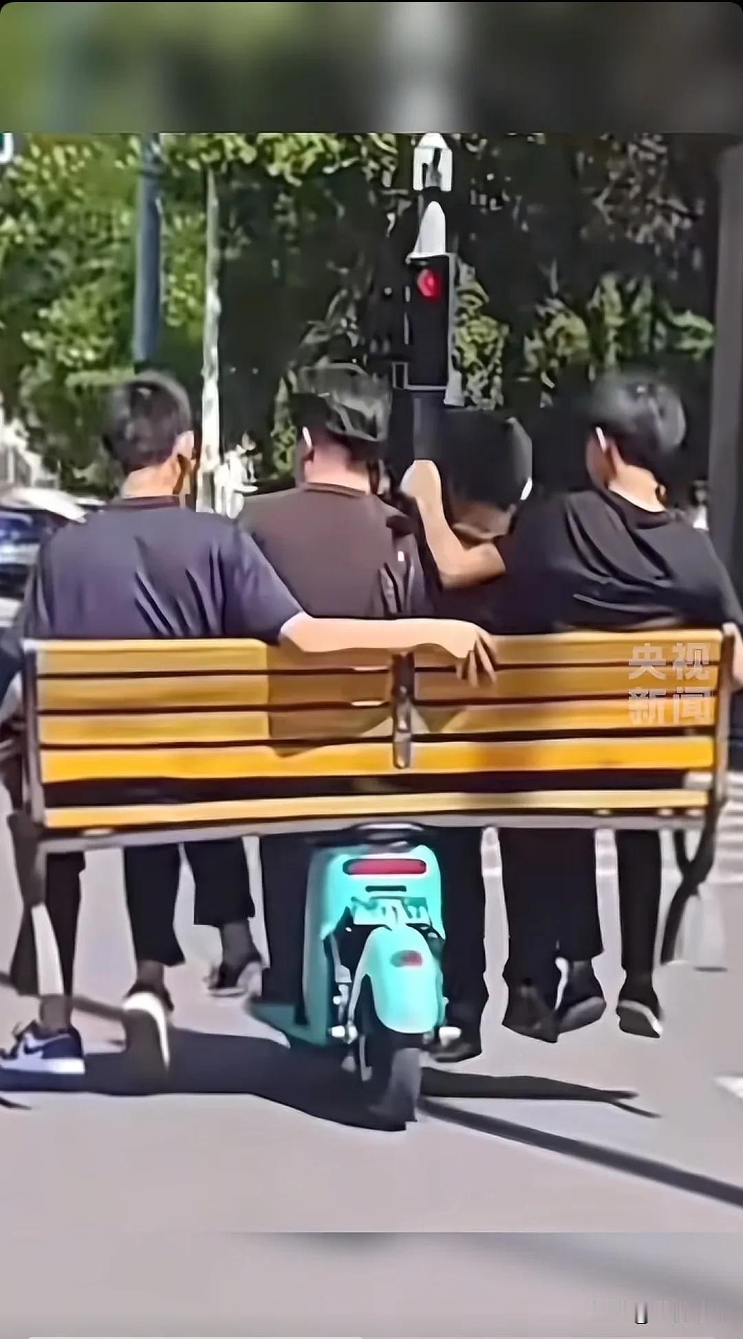 果然人的智慧是可以激发的，骑个共享单车排兵布阵都用上了，一个敢骑三个敢坐。远看还