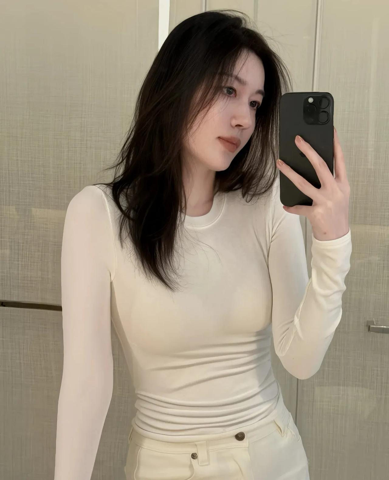 简约风穿搭，清新自然，轻松自在。