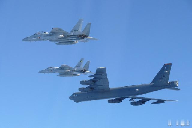 中俄的图95x2，H6x2，A50，SU30x4+中国J16x4进行完战斗机护航