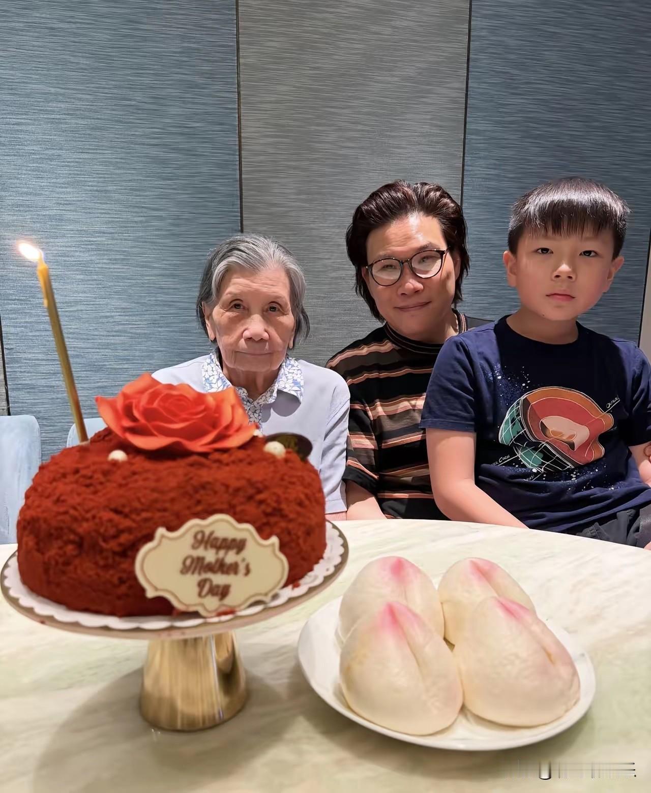 苏永康给老母亲办90岁大寿这事，看得我心里一暖。

寿宴现场摆了大寿桃和好几层的