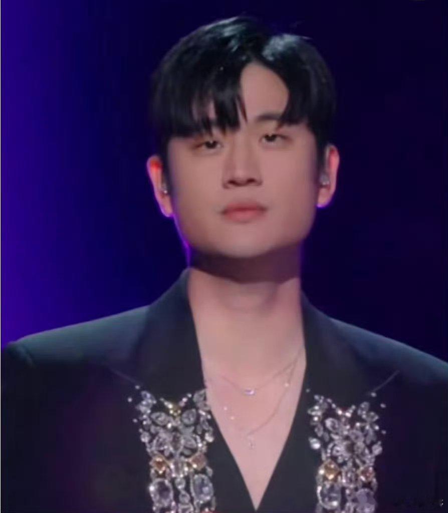 周兴哲顺产头 谁懂这份喜感！《声生不息》周兴哲的顺产头太绝了，头发蓬松凌乱像刚从