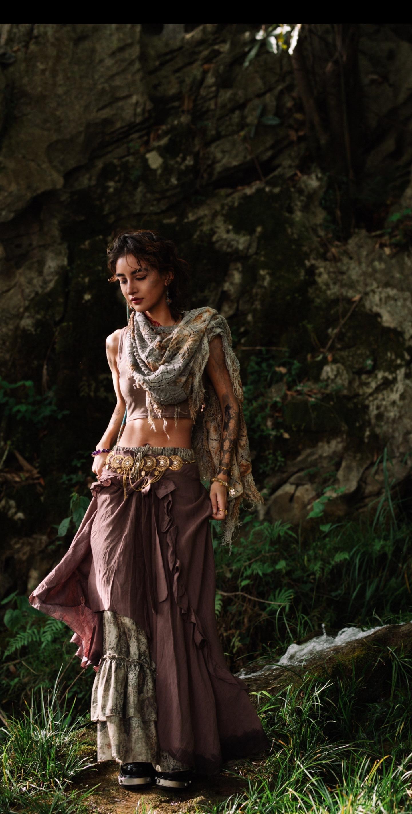 去深山的古洞穴探险 古溶洞探险时摄影师朋友记录的照片 最近看自己有点审...